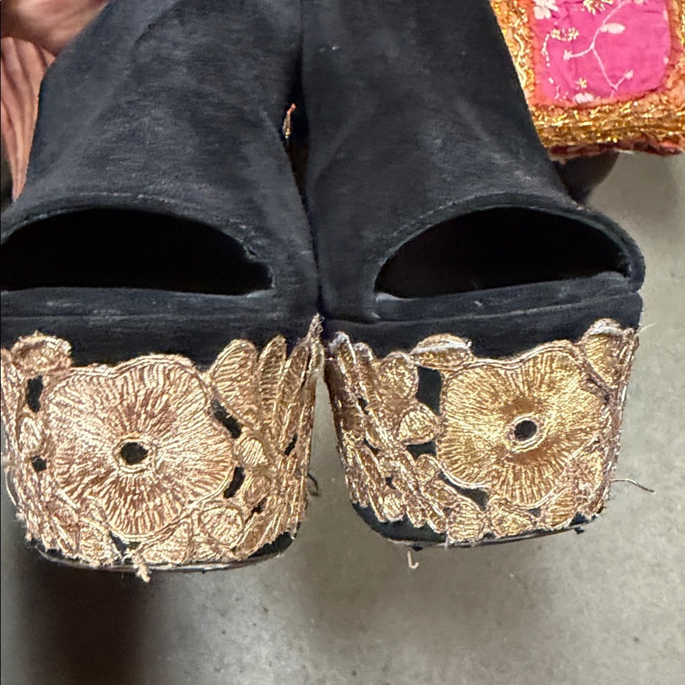 Steve Madden Black Mules with Gold Platform - Picture 4 of 7